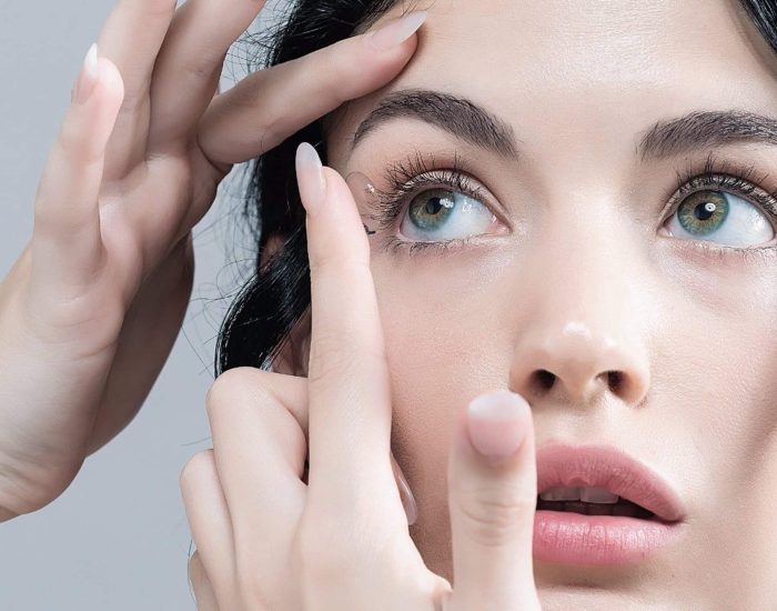 29/07/2019 Cuidado con el agua y el sol, pueden causar molestias si usas lentillas.

lentes de contacto pueden seguir utilizándose en verano, pero en esta época del año, hay que extremar la precaución en cuanto a su uso. Desde la Unidad de Contactología del Hospital Vithas Rey Don Jaime, su responsable, la optometrista Elena Santolaria, recomienda que "si el usuario realiza desplazamientos a lugares en donde la higiene no va a ser la misma o existe un riesgo de pérdida de la lente, sería bueno poder disponer de reemplazos más cortos en los que no es necesaria la limpieza de estas, como es el caso de las lentes desechables diarias".

SOCIEDAD
ISTOCK