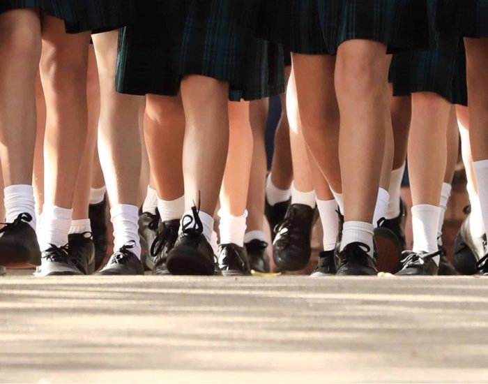 05/09/2019 Volver a encajar los pies en un zapato cerrado es una de las principales torturas de la vuelta al cole: te contamos cómo adaptarse mejor.

de las torturas más desagradables que encuentran los niños en la vuelta al cole es ponerse de nuevo los zapatos y los calcetines, tras un verano fantástico caminando en zapatillas, llevando sandalias e incluso caminando descalzos.

SOCIEDAD
ISTOCK