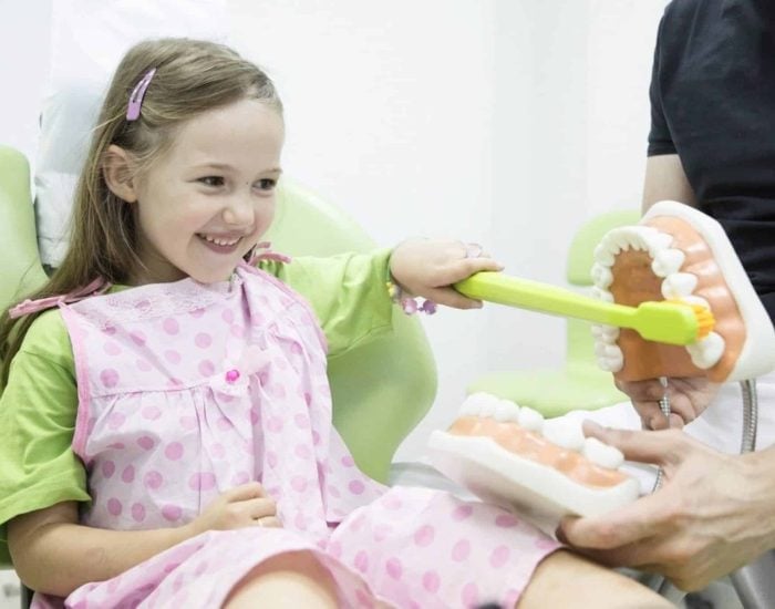 06/09/2019 Razones para llevar a tus hijos al dentista al principio del curso.

vuelta a la rutina después de las vacaciones conlleva retomar los hábitos de cuidado bucodental que, durante los meses del periodo estival, pueden haber quedado relegados a un segundo plano. Los viajes o las frecuentes comidas fuera de casa hacen que mantener la salud oral intacta se complique en esta época, por lo que septiembre es sinónimo de visita obligada al dentista. En el caso de los niños y adolescentes, que tras el final del verano enfrentan un nuevo curso escolar, las consecuencias de consumir durante estos meses helados, bebidas azucaradas o chucherías y no seguir unos hábitos de limpieza bucodental estrictos, pueden generar problemas de calado.

SOCIEDAD
ISTOCK
