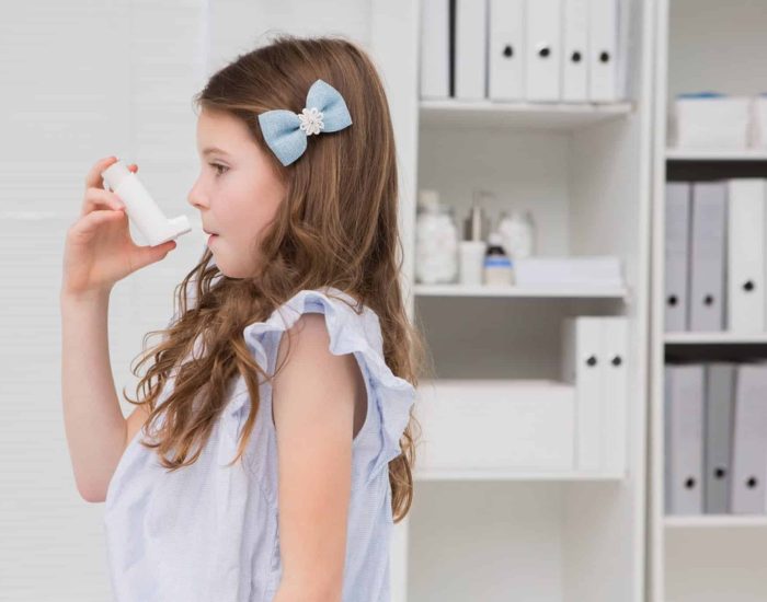 14/11/2014 Consejos para una vuelta al cole segura si tienes asma o alergia.

de cada diez niños en edad escolar tiene asma y entre el 6 y el 8% alergia alimentaria, según datos de SEICAP. Además, una de cada cinco reacciones por alergia alimentaria sucede en la escuela, por lo que los pediatras alergólogos consideran fundamental que las instituciones se impliquen en la implantación de medidas y protocolos de prevención de alérgenos para evitar una crisis. "En la mayor parte de los casos, los niños alérgicos sufren su primera anafilaxia en el colegio. Por ello es necesario que todo aquel profesional que esté al cuidado de un menor tenga conocimientos en alergias infantiles: los distintos tipos de alérgenos que pueden afectarles y sus medidas de evitación, la sintomatología que les puede causar, así como el procedimiento de actuación en caso de reacción", advierte el doctor Juan Carlos Juliá, coordinador del Grupo de Trabajo de Educación Sanitaria de la SEICAP. Por otro lado, también es importante que el colegio tenga toda la información posible. "Los niños con alergias o asma deben llevar un informe médico actualizado, que explique la enfermedad de cada niño y el tratamiento a seguir, incluso un botiquín con la medicación de rescate si fuera necesario, explicando cómo utilizarla", subraya.

SOCIEDAD
ISTOCK