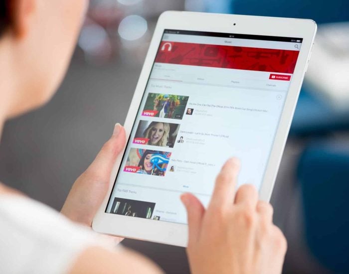21/05/2014 ¿Sabes Qué Ven Tus Hijos En Youtube?.

nuevas tecnologías han traído consigo una brecha generacional que aumenta todavía más en el ámbito de las redes sociales. En ellas es donde nuestros hijos adolescentes pasan la mayoría de su tiempo libre y, a veces, no tenemos la más remota idea de qué hacen allí.

SOCIEDAD
ISTOCK