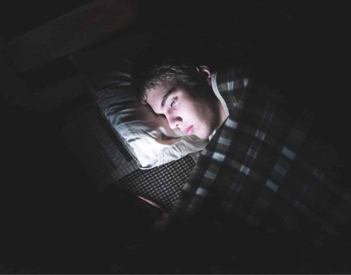 21/09/2019 'Vamping', cuando las nuevas tecnologías quitan el sueño a los jóvenes.

el "buenas noches" lo habitual es que todos los miembros de un hogar se vayan a la cama para conciliar el sueño y beneficiarse de un descanso reparador. Sin embargo, las nuevas tecnologías han variado esta rutina y muchos, al llegar a la cama, en lugar de dormir revisan las pantallas de sus móviles para mandar mensajes, visualizar vídeos o cualquier otra actividad relacionada con la navegación por internet.

SOCIEDAD
ISTOCK