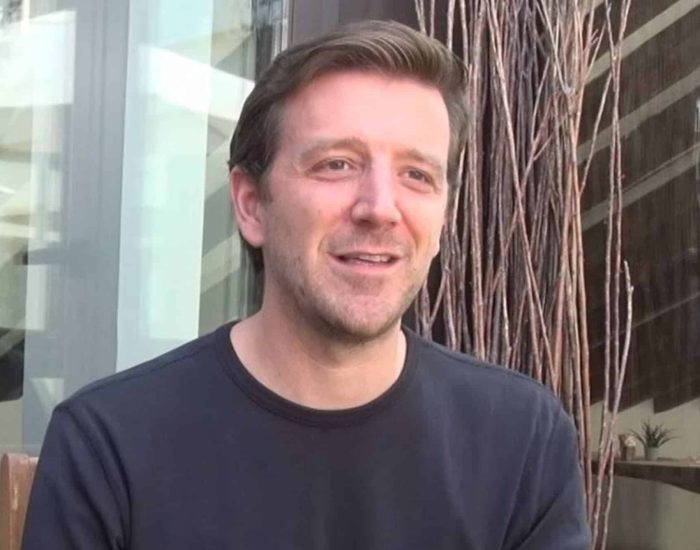 02/10/2019 Alex Beard, escritor y profesor. Entrevista con el autor de Otras formas de aprender.

Beard, autor de *Otras formas de aprender*, es un apasionado de la educación. Pertenece a Teach For All, una red a la que lleva más de diez años dedicado para explorar las prácticas educativas que se imparten en distintos países de todo el planeta con el objetivo de que los niños puedan desarrollar su potencial de la mejor manera posible. Todo lo que observa y aprende ya lo ha compartido con profesores, líderes educativos y responsables políticos de cuarenta y seis países.

SOCIEDAD
HACER FAMILIA