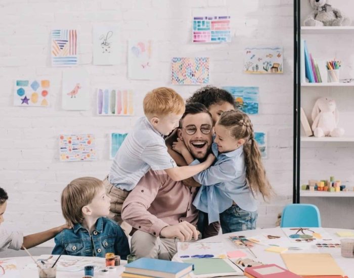 18/11/2019 La figura del profesor: e mayor influencer en la educación de los niños.

profesores son las personas de referencia en la educación de los niños. Generar en las aulas un vínculo entre los profesores y los alumnos es muy necesario ya que hace que se intensifiquen las aptitudes intelectuales y sociales de los niños.

SOCIEDAD
ISTOCK
