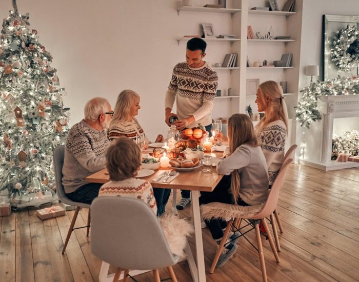 17/11/2018 Navidad en familia: 60 actividades para hacer con tus hijos.

de que empiecen las Navidades, podría ser divertido y positivo elaborar una guía de actividades, juegos y planes para cada día de las vacaciones. En este calendario debe incluirse tiempo para leer, para trabajar, para hacer deberes y para jugar.

SOCIEDAD
ISTOCK