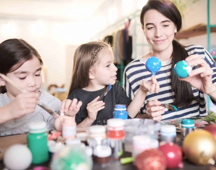 08/12/2019 Los mejores planes para estrechar lazos en la familia durante la Navidad..

año tiene 365 días. A priori, puede parecer que sobran jornadas para disfrutar en familia. Sin embargo, a la hora de la verdad, surgen responsabilidades que van posponiendo el encuentro entre los miembros de un hogar. Y ya no digamos las reuniones con parientas más lejanos, como por ejemplo los abuelos, tíos y otros muchos más.

SOCIEDAD
ISTOCK