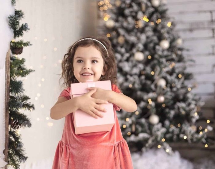 13/12/2019 Regalos de Navidad envueltos en valores.

e iniciativas de este tipo se pueden llevar a cabo en cualquier época del año. Bien es cierto que la Navidad puede servirnos de empujón, pues está demostrado que este es un tiempo en que recibimos las cosas con otra actitud. Se da en nosotros una mayor predisposición a portarnos bien con el resto. Estamos de buen humor y así nos gusta transmitirlo. Reflexionamos, recapacitamos y reencaminamos nuestros hábitos y  conductas. Lo hacemos siendo mayores y es nuestro deber inculcar esta costumbre a los pequeños.

SOCIEDAD
ISTOCK