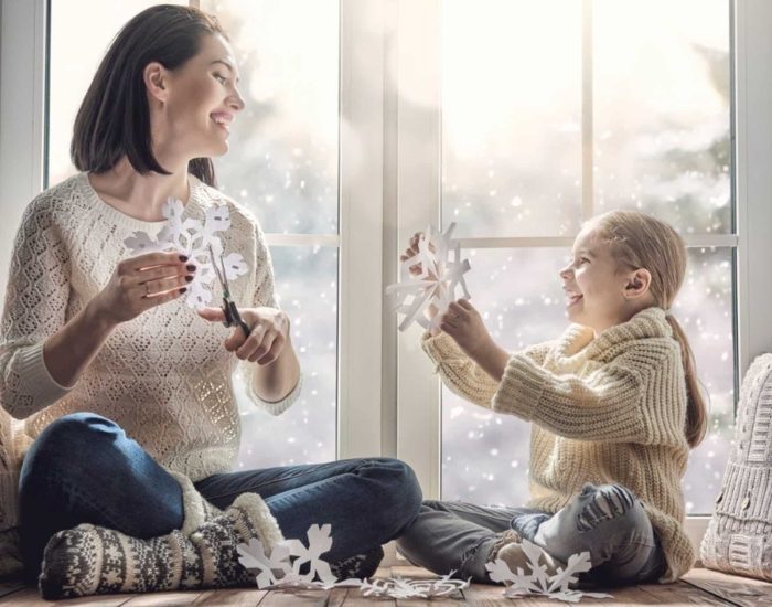 19/12/2019 La Carta a los Reyes Magos de los que ya piden.

niños están sometidos a mucha presión por los anuncios y toda la información que les llega del exterior. Para quitar algo de esta presión Deanna, que además es madre de cuatro hijos, propone a los padres una estrategia que pueden poner en práctica y que a ella le ha funcionado -y lo sigue haciendo?: cuando alguno de nuestros hijos nos pida que les compremos algo que les guste fuera de la época de Navidad, o fuera de su cumpleaños, podemos responder que lo vamos a anotar en la 'lista de regalos pendientes'. Asegurarle que lo vamos a incluir en una lista y que lo recibirán en la próxima Navidad o fiesta de cumpleaños y que no vamos a olvidarlo les tranquiliza.

SOCIEDAD
ISTOCK