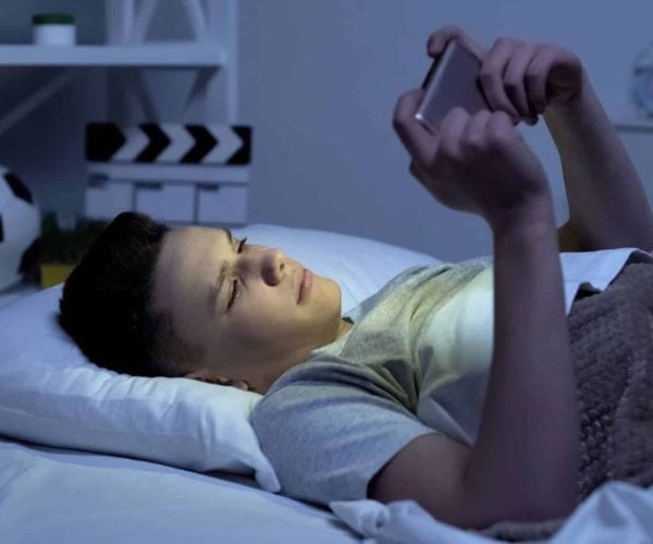 Es imprescindible enseñar a los niños y adolescentes a usar la tecnología con criterio porque los gobiernos no siempre establecen límites. La educación en casa es clave. 
SOCIEDAD
ISTOCK