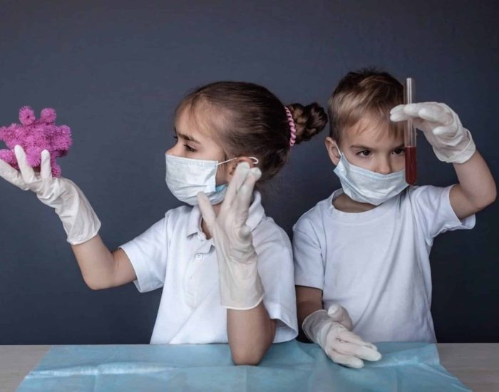 23/04/2020 Los niños serán los primeros en poder salir a la calle a pasear.

el anuncio realizado por el Gobierno de que los niños menores de 14 años podrán salir a la calle, muchos padres se preguntan cómo abrir la puerta a los niños para salir a pasear -algo que necesitan después de tantos días de confinamiento-, y explicarles cómo deben actuar fuera de casa para evitar riesgos para ellos y para colectivos.

SOCIEDAD
ISTOCK