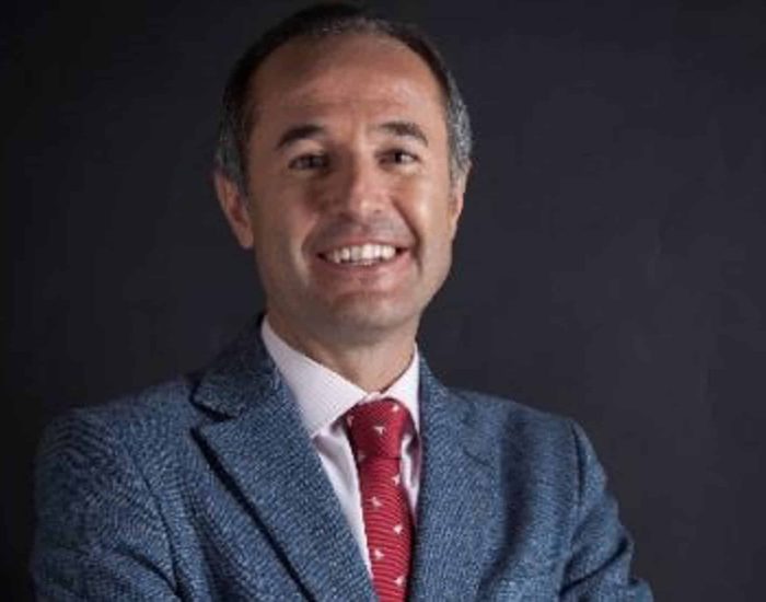 27/04/2020 Entrevistamos al profesor Antonio Milan, autor del libro Hiperconectados y felices.

más de 20 años dedicado al mundo de la educación y más de 10.000 tutorías con padres y alumnos, Antonio Milán Fitera es Doctor en Educación, profesor en la Universidad Villanueva y en el Centro de Bachillerato Fomento Fundación. Coach personal, experto universitario en resiliencia y autor del libro Adolescentes hiperconectados y felices, nos da una serie de pautas para educar, como que es esencial la libertad y nos explica la relación entre los adolescentes y las pantallas en este confinamiento.

SOCIEDAD
HACER FAMILIA