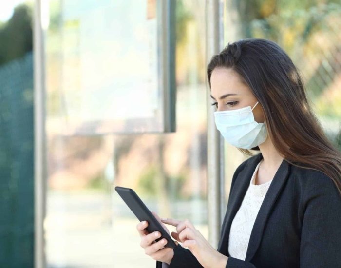 06/05/2020 El confinamiento agrava las enfermedades que ocasiona el abuso del móvil.

claro que el uso generalizado de los smartphones ha aportado muchas ventajas al día a día de sus usuarios y más durante el tiempo que todos hemos tenido que estar casi completamente confinados en casa. Y es muy lógico, ya que en estos momentos sirven para todo, hablar y ver a los familiares, jugar, ver películas y series, compartir videos y mensajes en las redes sociales, mantenernos informados de todo lo que sucede o incluso seguir lecciones para hacer ejercicio en casa.

SOCIEDAD
ISTOCK