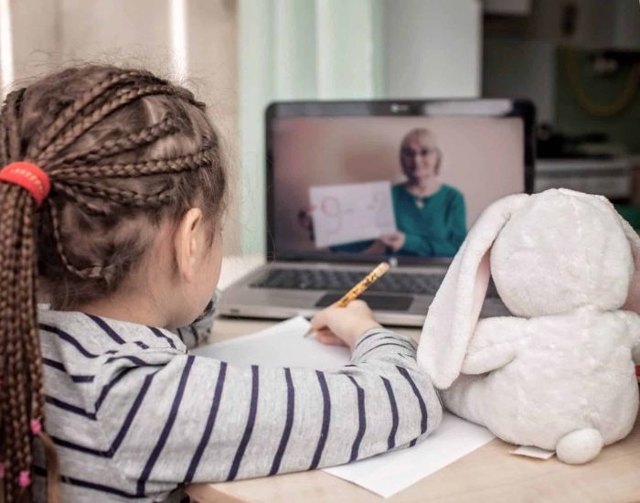 13/05/2020 Retos en los que seguir trabajando para incorporar la tecnología en la Educación.

los expertos que la revolución tecnológica a la que asistimos será tan importante desde el punto de vista histórico, económico, e incluso político, como lo fue la revolución industrial. A los que ahora somos padres nos ha cogido 'con el pie cambiado', por utilizar castiza expresión. El elenco de aproximaciones a lo digital va desde los más reacios hasta los verdaderos frikis, con una amplia gama de intermedios en los que se encuentran los que acceden habitualmente a Internet, han sustituido el correo postal por el electrónico y se han sumado al tsunami de Whatsapp para sus relaciones sociales.

SOCIEDAD
ISTOCK