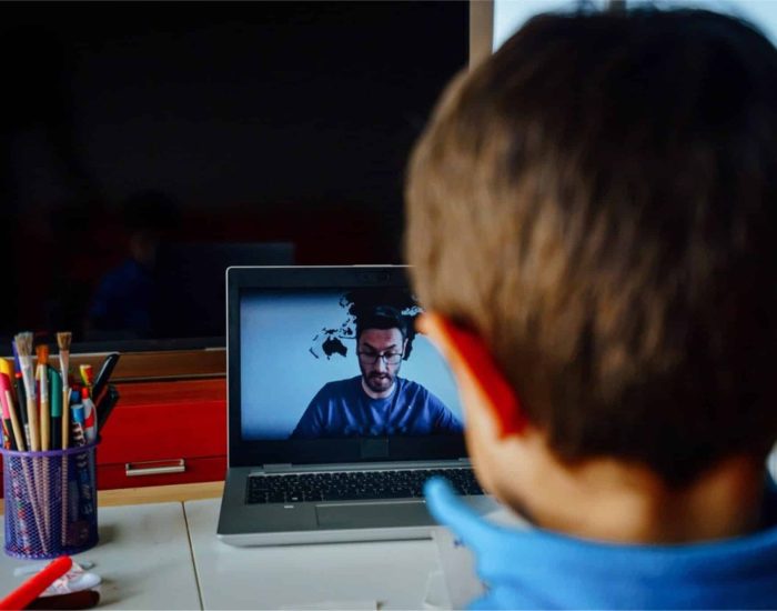 16/05/2020 La brecha digital se hace notar entre profesores y alumnos durante el confinamiento..

confinamiento ha interrumpido todo tipo de actividades, desde las laborales, hasta el comercio, pasando por la normalidad educativa. Los colegios han cerrado, pero el año académico sigue adelante. Para ello, las nuevas tecnologías se han convertido en un elemento indispensable para asegurar la docencia desde la distancia. En este punto, la brecha digital se ha convertido en uno de los principales inconvenientes.

SOCIEDAD
ISTOCK