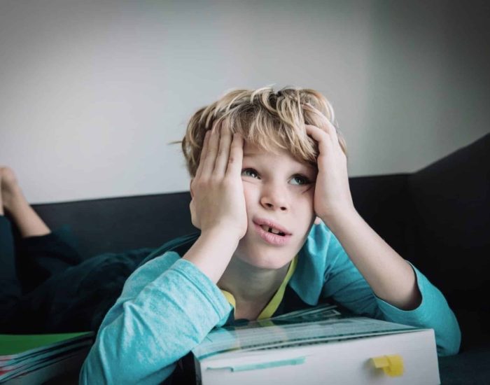 17/05/2020 El confinamiento empieza a pasar factura en los más pequeños, generándoles ansiedad..

niño es sinónimo de energía, de movimiento y de actividad continua. Antes de la crisis sanitaria era común ver los parques repletos de pequeños disfrutando de mañanas y tardes de juego y diversión. También las clases repletas de alumnos se posicionaban como un elemento de socialización y desarrollo entre menores. El anuncio del estado de alarma ha puesto fin a todo esto.

SOCIEDAD
ISTOCK