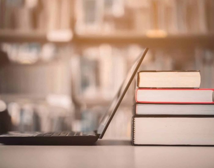 20/05/2020 Concretar la metodología para un sistema híbrido, online-presencial, es el objetivo.

crisis sanitaria originada por la pandemia de la COVID-19 ha puesto en jaque el sistema educativo de muchos países. En España, el largo confinamiento al que se han visto obligados los cerca de diez millones de alumnos ha subrayado la necesidad de un cambio de paradigma, ya que, además, podría haber rebrotes de la epidemia en los próximos meses. Entre las opciones planteadas por el Ministerio de Educación y Formación Profesional está la posibilidad de implementar una educación mixta presencial y en línea en los colegios a fin de evitar el colapso educativo.

SOCIEDAD
ISTOCK