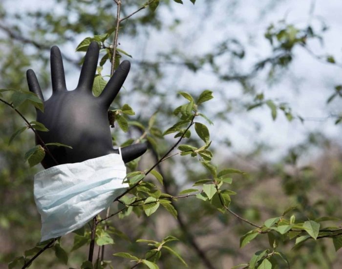 03/06/2020 Los principales riesgos que el Covid-19 traerá al medio ambiente.

crisis sanitaria de la COVID-19 pone el medioambiente frente a múltiples riesgos y oportunidades. Las investigadoras del grupo de investigación Urban Transformation and Global Change Laboratory (TURBA Lab) de la UOC, Mar Satorras, Isabel Ruiz y Hug March, han identificado ocho retos y ocho oportunidades planteados por esta nueva situación. Los dieciséis puntos engloban diferentes ámbitos y aspectos: desde los giros presupuestarios en las políticas públicas, con el riesgo de recortes en materia ambiental, hasta el cambio de hábitos de la ciudadanía, que pueden conducir a la aparición tanto de riesgos como de ventajas nuevos para el medioambiente.

SOCIEDAD
ISTOCK