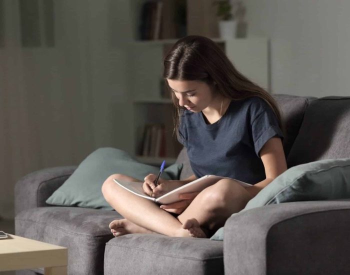 07/06/2020 Escribir un diario reporta grandes beneficios a los adolescentes..

hemos visto en películas, series y libros. Los diarios se han convertido en un elemento de la cultura popular bastante extendido. Sin embargo, más allá de toda la mitología, estos pequeños resguardos de la intimidad de las personas tienen mucho que ofrecer a quienes los escriben.

SOCIEDAD
ISTOCK