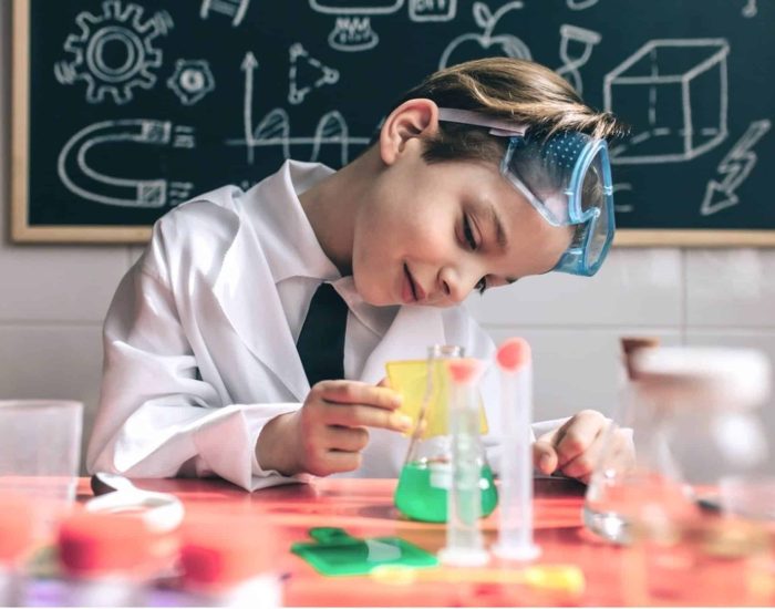19/06/2020 Juegos para estimular su inteligencia científica.

niños de 3 a 6 años han de desarrollar la capacidad científica poco a poco, a modo de juego, observando, reuniendo información con nuestra ayuda, y utilizándola para hacer predicciones. Para lograrlo es importante dejar que se esfuercen por encontrar una solución, y no darles enseguida la respuesta correcta. Conviene recordar que no pretendemos ver lo rápida que la inteligencia puede llegar a ser, sino hasta donde puede llegar, y eso lleva tiempo.

SOCIEDAD
ISTOCK