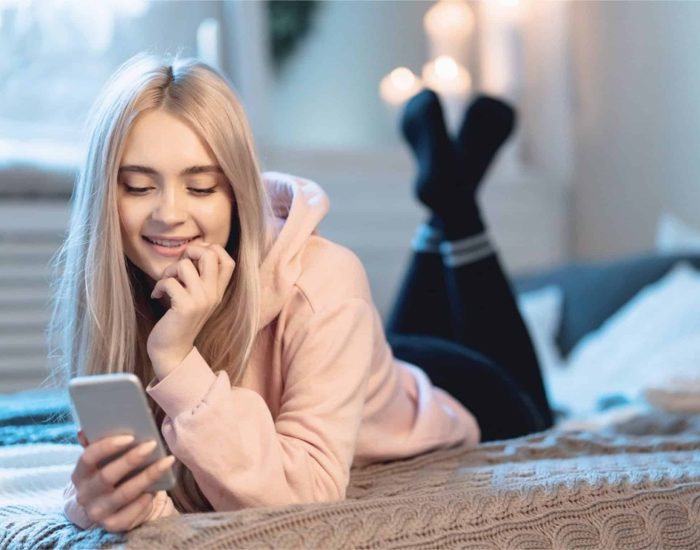 20/06/2020 Los adolescentes son conscientes del uso excesivo de las tecnologías.

de nuevas generaciones es pensar en pantallas. Las tecnologías se han convertido en una herramienta imprescindible en el día a día de los más jóvenes, no solo para acceder a contenidos educativos o a una amplia oferta de ocio digital. Estos dispositivos se han convertido en una nueva plataforma en donde socializar que permite, prácticamente, pasarse 24 horas conectados.

SOCIEDAD
ISTOCK