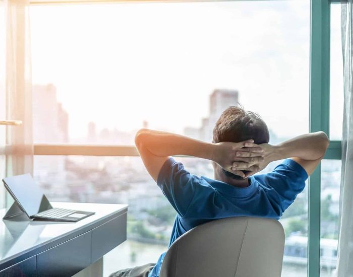 14/10/2019 Reduce la ansiedad y el estrés en 5 pasos.

de cada cinco españoles presentaba síntomas clínicamente representativos de depresión (22,1%) o ansiedad (19,6%) al finalizar la cuarentena, según los datos recogidos en un estudio de la Universidad Complutense de Madrid. Los meses de encierro han traído importantes consecuencias en el estado de salud anímica y mental al 46% de la población española, que ha experimentado un aumento del malestar psicológico durante el confinamiento. Así lo indican los datos de una investigación realizada por la UNED y otras cinco universidades españolas.

SOCIEDAD
ISTOCK
