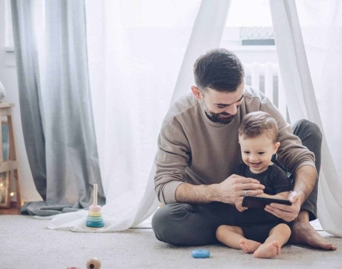 19/07/2020 Las nuevas tecnologías son un gran apoyo en la crianza de los hijos, si se saben usr de un modo correcto..

nuevas tecnologías han abierto un mundo de posibilidades a las familias. Búsqueda de información, aplicaciones didácticas, un medio de comunicación para contactar con personas que viven lejos... Son muchas las opciones y, de hecho, un estudio publicado en la revista Journal of Child Psychology and Psychiatry, avala el uso de pantallas en la crianza de los hijos.

SOCIEDAD
ISTOCK
