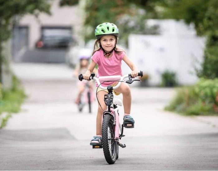 20/07/2020 Niños con bicicleta propia: montar en bici, ¿a partir de qué edad?.

que conseguir que el "enano" vaya cómodo en su bici. A cada edad (talla corporal), le corresponde un tamaño concreto: es muy habitual ver familias en las que se le compra una bicicleta "para cuando crezca", sin tener en cuenta que cuando crezca, esas bicis ya no estarán de moda y querrá otro modelo (y se lo compraremos...) o se olvidará de su bicicleta, comprobando que no se encuentra cómodo. Es posible que así, de primeras, pueda parecer un sistema más caro, pero yo prefiero comprar bicis de segunda mano adaptadas a mis hijas, que gastarme un dineral en una bici que, dentro de tres o cuatro años "le vendrá bien", aunque quizá entonces ya no la quiera.

SOCIEDAD
ISTOCK