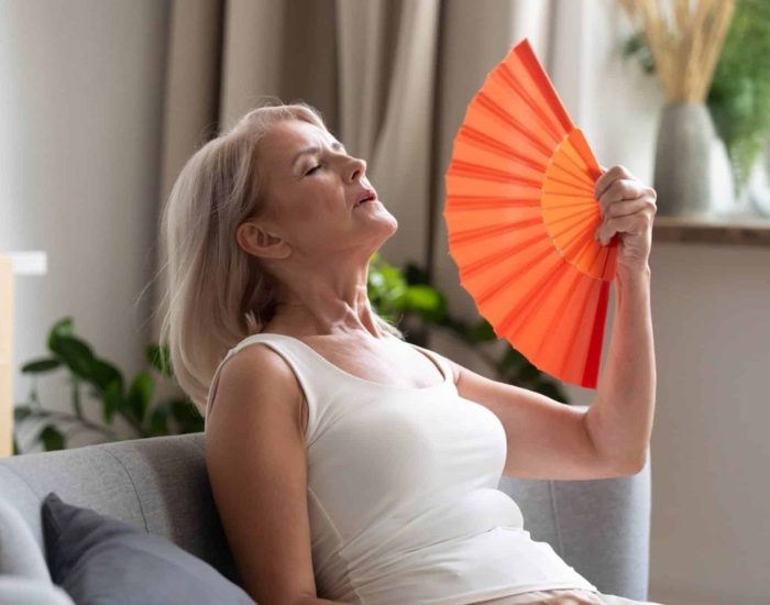 04/08/2020 Para las personas mayores el exceso de calor es un riesgo.

verano es un buen momento para estar activo mientras se disfruta del aire libre y más después de los duros momentos de confinamiento que todos hemos pasado. Si bien los cielos soleados y las temperaturas cálidas brindan muchas oportunidades para el disfrute, ésta también es la época del año en que los riesgos de deshidratarse y enfermarse por el calor son mayores. La deshidratación simplemente significa que el cuerpo no tiene suficiente agua, y esto afecta su capacidad de funcionar normalmente.

SOCIEDAD
ISTOCK