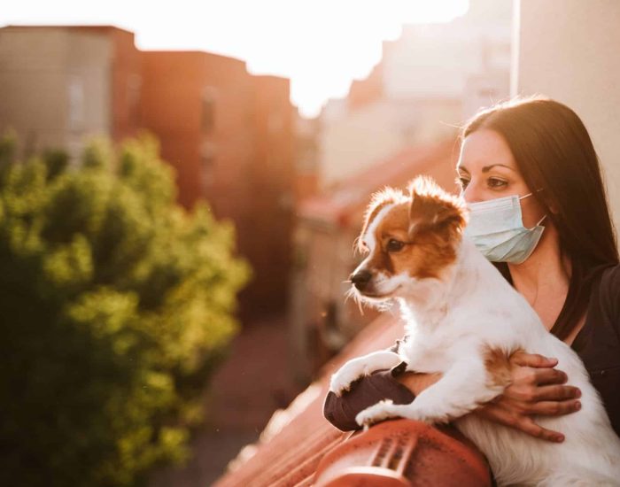 07/04/2020 Usa bien la mascarilla. Así debes hacerlo..

en uno de los veranos más atípicos de las últimas décadas, la mascarilla se ha convertido en absoluta protagonista a causa de la crisis de la Covid-19. La mayoría de las comunidades autónomas de nuestro país ya han impuesto su uso obligatorio, tanto en espacios abiertos como cerrados, y ya es extraño ver a alguien que se atreva a ir sin ella. Sin embargo, en ocasiones, seguimos sin utilizarla de la manera correcta.

SOCIEDAD
ISTOCK