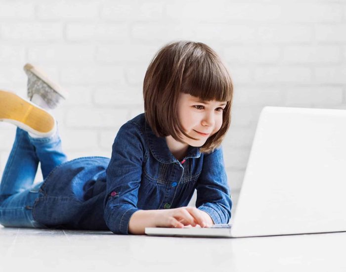 20/03/2016 La nueva realidad de los niños globalizados.

niños globalizados se divierten con juguetes cada vez menos tradicionales y cada vez más sujetos a una pantalla. Son nuestros screenagers. Aquellos que están enganchados,  adheridos a un terminal que emite una información que el niño manipula a su capricho y casi sin límites. Este nuevo ocio señala una línea de infinitas posibilidades (conocimiento, aprendizaje, apertura comunicativa....), pero también señala una línea de peligros (aislamiento, consumismo, manipulación, pérdida de la identidad, abuso de las nuevas tecnologías...).

SOCIEDAD
ISTOCK