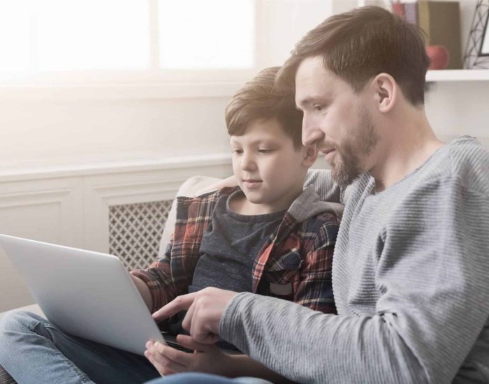 09/08/2020 Saber usar las nuevas tecnologías es el primer paso para prevenir el ciberacoso..

nuevas tecnologías son ya compañeras inseparables en nuestro día a día. Nos permiten acceder a un sinfín de contenidos, tanto didácticos (enciclopedias virtuales, repositorios de información, etc.), como de ocio (películas en streaming, divertidos vídeos, etc.). En definitiva, bien usadas, son una herramienta con múltiples beneficios para las personas.

SOCIEDAD
ISTOCK