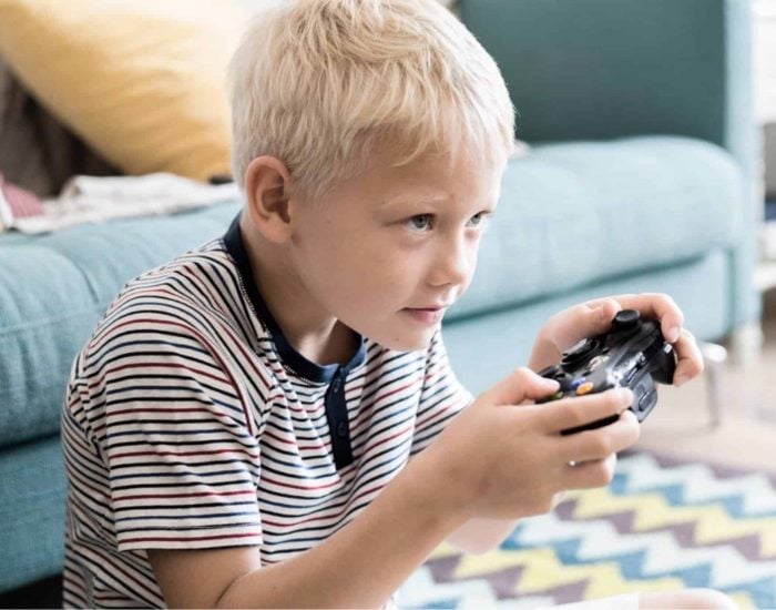 19/08/2020 La llegada de los videojuegos en línea ha traído nuevos problemas y riesgos a los hogares..

nuevas tecnologías han ampliado el abanico de posibilidades a la hora de divertirse. Un ejemplo es la aparición de los videojuegos, que con el paso del tiempo han aprovechado las ventajas de internet para poder crear espacios de ocio en la red. Una fórmula no exenta de riesgos, al igual que otras actividades que se desarrollan en línea y que pueden traer más de un quebradero de cabeza.

SOCIEDAD
ISTOCK