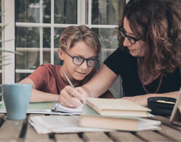 28/08/2020 La implicación de la familia en la vida académica es siempre un valor positivo en la educación de los hijos..

familia es uno de los elementos que ejerce una mayor influencia en la vida de las personas. De hecho, es el primer núcleo en el que cualquier individuo empieza a desarrollarse y de los pocos que sigue junto a él a lo largo de la vida. A la vera de los padres los más pequeños empiezan a conocer el mundo y a interiorizar valores, así como formas de entender la vida.

SOCIEDAD
ISTOCK
