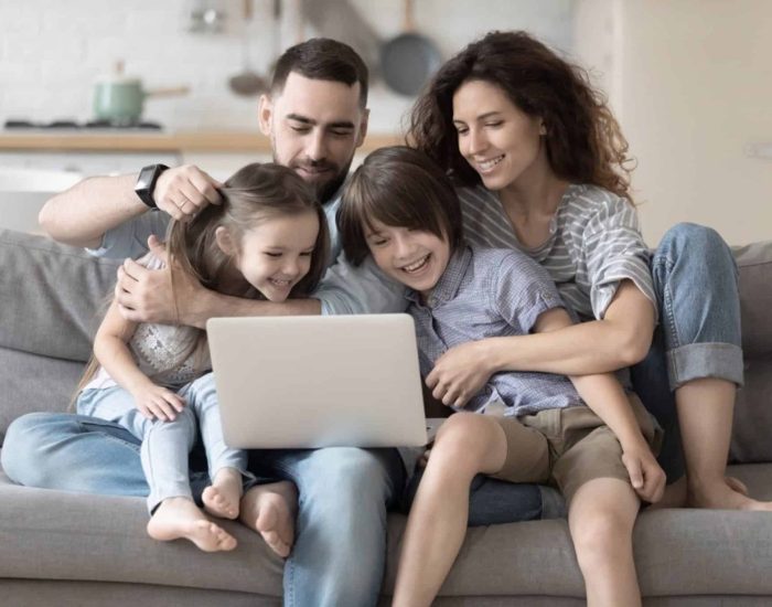 31/08/2020 La familia es muy importante a la hora de transmitir reglas para un buen uso de las nuevas tecnologías..

familia es el primer entorno en el que se desarrollan los niños. Allí aprenden valores y las primeras normas de actuación frente a determinados momentos. Reglas que, por ejemplo, pueden enseñar un buen uso de las nuevas tecnologías. Son muchos los dispositivos que se han instalado en el día a día de los hogares y que ofrecen multitud de posibilidades para hacer más fácil la vida.

SOCIEDAD
ISTOCK