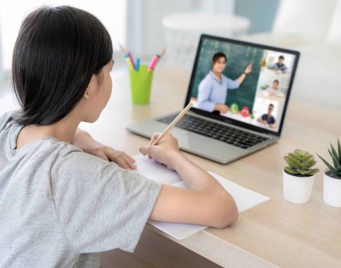 10/09/2020 Los problemas de la digitalización de las aulas.

pesar del esfuerzo de los centros educativos por utilizar plataformas de videoconferencia para conectar con todos los alumnos, se echaron en falta recursos y herramientas específicas para facilitar la formación a distancia.

SOCIEDAD
GETTY