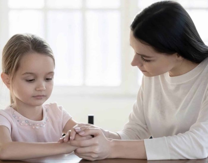 15/10/2020 El secreto de un diálogo interior efectivo.

realistas, tanto niños como adultos, estamos expuestos a afrontar la adversidad a lo largo de nuestra vida, sin embargo, muy pocas veces ponemos en práctica herramientas que nos pueden ayudar a evitar las formas negativas en que a menudo reaccionamos ante situaciones adversas. Hay una que es fundamental: "nuestro diálogo interno". Ser conscientes de él desde pequeños lo cambia todo y nosotros como padres podemos  enseñar a nuestros hijos a evitar caer en la trampa de la "crítica y el juicio  interno", comenzando por nosotros mismos.

SOCIEDAD
GETTY