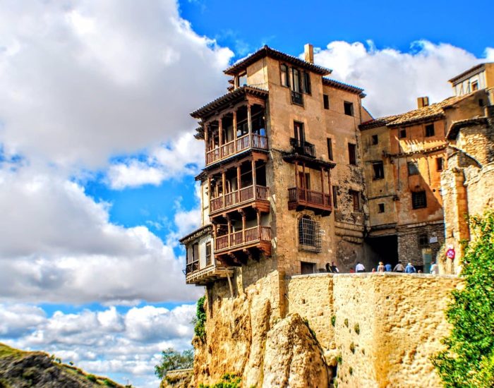 15/09/2019 Casas colgantes, Cuenca.

recorrido de la ciudad encantada se puede iniciar conociendo la parte histórica: la Plaza Mayor y la Catedral.

SOCIEDAD
ISTOCK