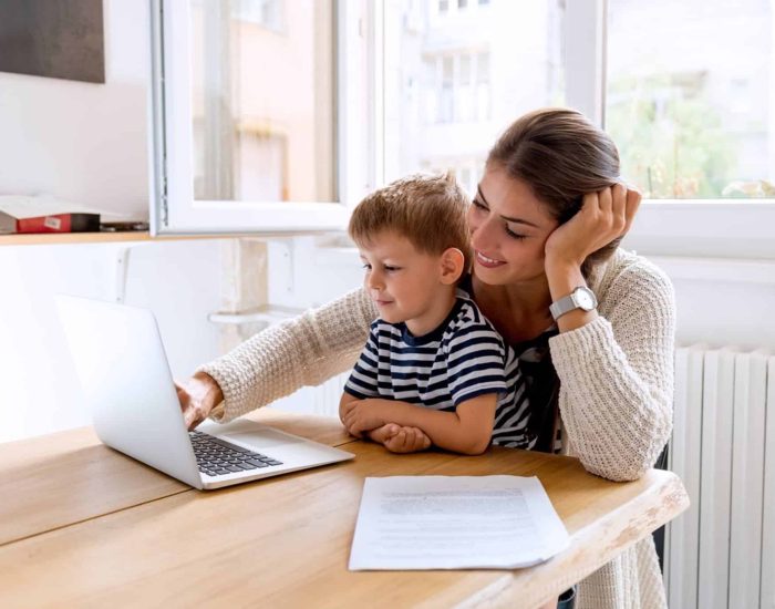 24/10/2016 Los beneficios de acompañar a tus hijos en las nuevas tecnologías.

padres del siglo XXI debéis estar en contacto con los medios digitales, pues es una gran oportunidad de ofrecer a los hijos un medio de desarrollo personal y una gran oportunidad para compartir tiempo con ellos.

SOCIEDAD
ISTOCK