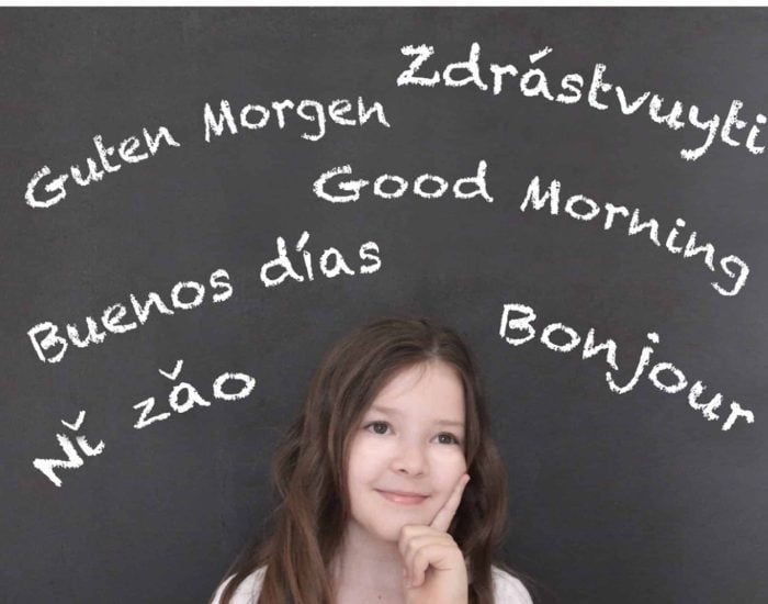 08/11/2020 Hablando en más de un idioma, la educación plurilingüe.

un segundo idioma es mucho más fácil aprender un tercero. A día de hoy se da por hecho que dominar el inglés es un requisito imprescindible en los currículums académicos de los niños, ¿pero y qué hay de saber otra lengua más? Cuando un niño aprende estas destrezas idiomáticas su desarrollo cognitivo se ve favorecido, y culturalmente su mundo se amplía.

SOCIEDAD
ISTOCK