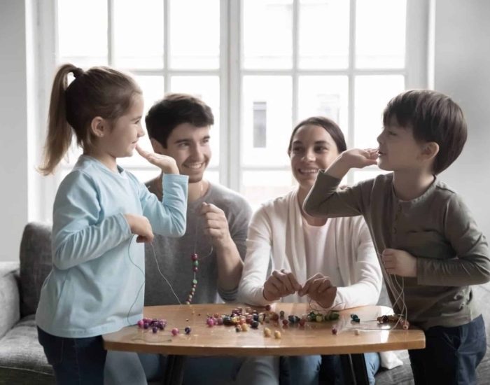 20/11/2020 ¿Cómo Ser Un Padre O Una Madre Líder?.

liderazgo de los padres es crucial para el desarrollo psicológico, moral y espiritual de los hijos. Cuando observamos en la sociedad actual el descalabro ético y espiritual de tantos hombres y mujeres nos tenemos que remitir a unas familias carentes de liderazgo moral y existencial que tratan de compensar con sobredosis de liderazgo emocional; con padres que no logran transmitir a sus hijos los valores espirituales necesarios, puesto que ellos mismos carecen a su vez de éstos.

SOCIEDAD
ISTOCK