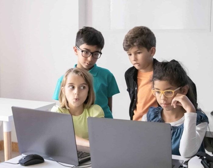 23/11/2020 Educar tras la pantalla: cómo cambiar lo que no funciona.

crisis sanitaria nos ha precipitado a un panorama sin precedentes: comercios cerrados, confinamiento, teletrabajo, incertidumbre y también clases online. Esta forma de aprendizaje se impuso como la solución para que niños y niñas no perdieran el curso. Nadie estaba preparado, mucho menos el personal docente, sobre el que recae la mayor responsabilidad.

SOCIEDAD
ISTOCK