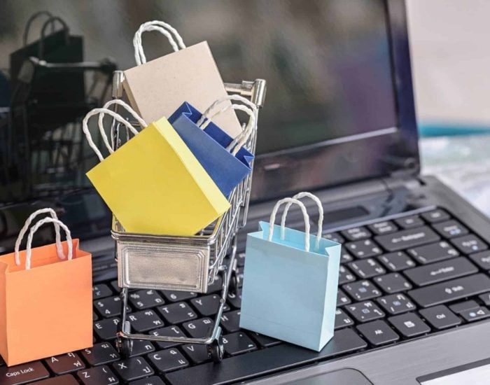29/11/2020 Consejos para compras online seguras y a tiempo.

este 2020 las compras online están a la orden del día. Durante el confinamiento estas transacciones fueron las más comunes para evitar acudir a centros comerciales y otras tiendas donde la posibilidad de contagio era alta. Ahora, con la nueva normalidad, siguen siendo unas de las opciones más segura entre as familias. De hecho, se espera que esta Navidad se incrementen como nunca.

SOCIEDAD
ISTOCK