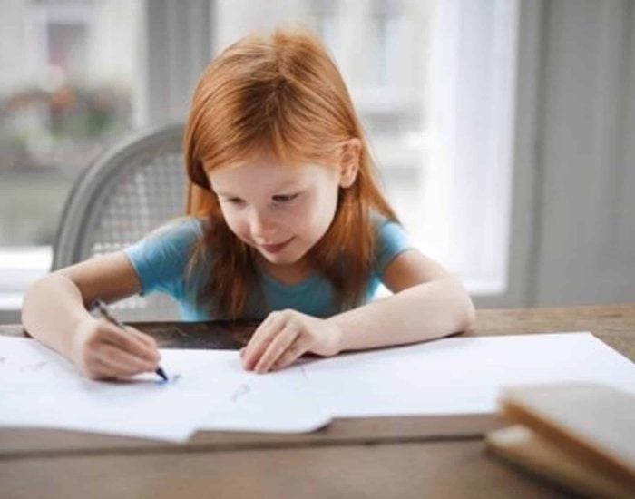 08/01/2021 4 beneficios de aprender inglés desde la niñez.

todos los padres comprenden la importancia que tiene en la educación de sus hijos aprender inglés antes de comenzar la etapa escolar. El inglés en la educación temprana es un recurso muy valioso ya que permite el dominio y una incorporación más rápida y efectiva de los conocimientos; por otro lado, el inglés abre las puertas a numerosas posibilidades si se tiene en cuenta que más del 30 por ciento de las empresas requieren el dominio de esta lengua. El tiempo que lleva aprender inglés difiere si se trata de un adulto, de un adolescente o de un niño. Lo cierto es que los niños aprenden a través del juego y el hecho de que no sea concebido como una obligación hace que disfruten del aprendizaje.

SOCIEDAD
SLU