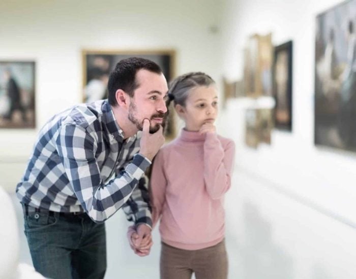 14/01/2021 5 trucos para hacer interesantes las actividades culturales a los niños.

niños son capaces de entretenerse con cualquier cosa siempre que sepan de qué va. Por eso, antes de ponernos en marcha con una visita cultural, conviene que conozcan algunos datos relevantes de lo que se esconde detrás. Lo que más quieren nuestros hijos, aunque no lo verbalicen, es pasar tiempo en familia. Así que, como colofón de cualquier visita cultural, debemos incluir una comida juntos.

SOCIEDAD
ISTOCK
