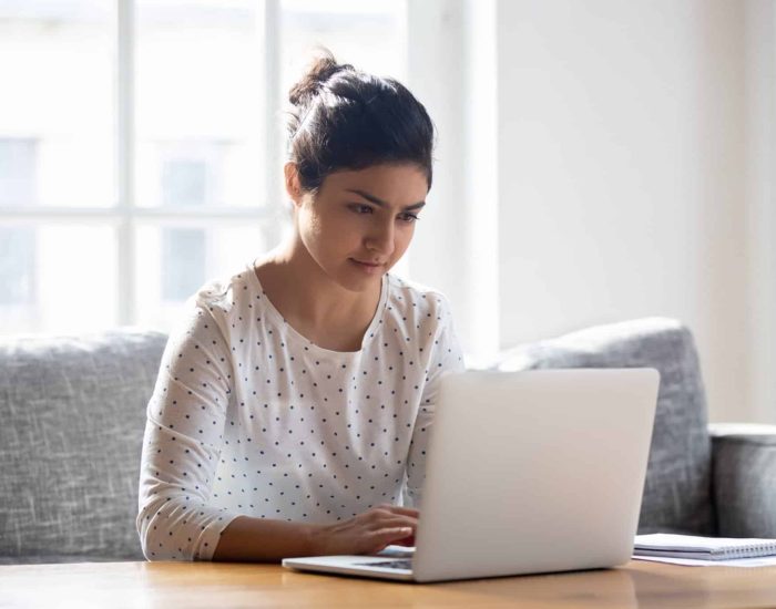 15/03/2019 Los adolescentes aprenden de todo... menos a estudiar.

no consiste en que se sienten a la mesa con el libro abierto, esperando a que les llegue la inspiración divina. Hay muchas técnicas que pueden utilizar para hacer sus sesiones de estudio mucho más fructíferas; conocer en qué fallan y qué se les da mejor les ayudará a encontrar las estrategias que más les pueden servir para potenciar su rendimiento.

SOCIEDAD
ISTOCK