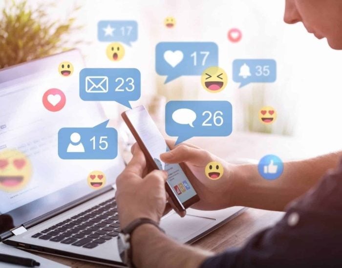 22/01/2021 Redes sociales: ¿cómo consiguen pegarnos a la pantalla?.

Vivimos en una época de sobreinformación, en la que internet toma cada vez más relevancia en nuestras vidas, lo cual se ha intensificado a partir de la pandemia con la transición al teletrabajo, la educación en remoto y el comercio electrónico. En España, el 62 % de la población usa las redes sociales, y, en 2020, el tiempo medio diario de uso se ha incrementado en 25 minutos, hasta alcanzar 1 hora y 20 minutos, según un estudio de IAB. Sin embargo, la media mundial es todavía más elevada, ya que We Are Social y Hootsuite indican que, a escala mundial, cada persona usa de media 2 horas y 25 minutos estas plataformas.

Nuevas tecnologías Nuevas tecnologías Adolescentes Educación Niños Nuevas tecnologías SOCIEDAD
ISTOCK