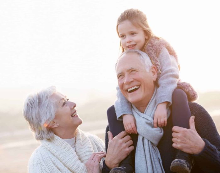 08/07/2014 Los abuelos como transmisores de valores a los nietos.

recientes cambios sociales experimentados en nuestra sociedad, tales como la incorporación de la mujer al mundo laboral, el elevado número de horas que dedican los padres al trabajo fuera del hogar, junto con la carencia de unos servicios formales que ayuden a los padres en el cuidado de sus hijos, han dado lugar a que en numerosas ocasiones sean los abuelos quienes se encuentran asumiendo diversas tareas relacionadas con el cuidado y la socialización de los nietos.

SOCIEDAD
ISTOCK