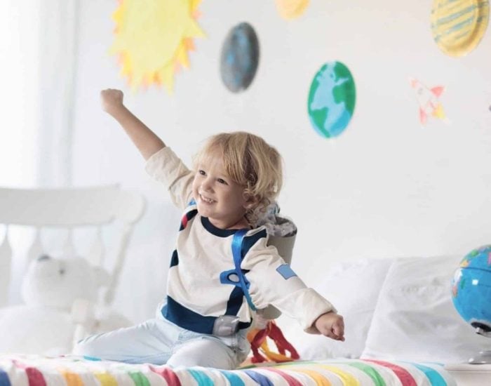 04/02/2021 Conoce a tus hijos por sus gustos: ¡tan pequeños y ya saben lo que quieren!.

en la etapa infantil es habitual que los niños compartan siempre los mismos espacios, actividades y amigos, algunos empiezan a decantarse desde muy pequeños por algunas preferencias frente a otras. Aprender a elegir y a descartar, valorar lo que más y menos les apetece y enseñarles a esforzarse particularmente en aquello que más les cuesta les proporcionará herramientas muy útiles para el mañana.

SOCIEDAD
ISTOCK