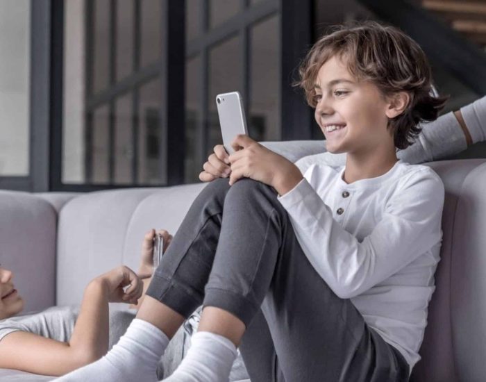 09/02/2021 Descubre las mejores apps adaptadas a la edad de tus hijos.

poco realista esperar que los más jóvenes se relacionen y crezcan igual que sus padres o abuelos sin aprovechar al máximo los recursos que ofrecen las nuevas tecnologías y más concretamente el móvil. Los padres tenemos que estar dispuestos a prepararlos para ese encuentro con la tecnología. A fin de cuentas, la tarea de educar de los padres es la que no ha cambiado.

SOCIEDAD
ISTOCK