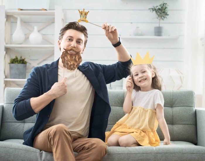 11/02/2021 El Carnaval y los alérgicos: 15 medidas para evitar reacciones.

debido a la pandemia el Carnaval no se va a celebrar, , en guarderías y escuelas, los más pequeños celebrarán esta fecha tan señalada, luciendo todo tipo de disfraces, maquillajes, y por supuesto, acompañados de dulces tradicionales de Carnaval y chucherías. En este sentido, la Sociedad Española de Alergología e Inmunología Clínica (SEAIC) quiere advertir de las posibles reacciones alérgicas que pueden producirse tras la ingesta de dulces típicos de esta festividad (como golosinas y dulces), o secundarias a la vestimenta que porten e incluso el maquillaje en niños que padecen alergia a alimentos y cutánea.

SOCIEDAD
ISTOCK